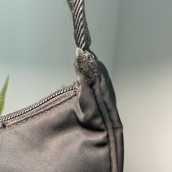 Prada Vintage Tessuto Sport Nylon Bag in Nero (MV515) - Picture 8 of 11